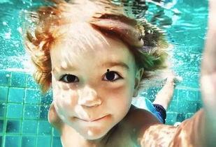 小孩美人鱼游泳视频,小美人鱼畅游碧波,萌态十足